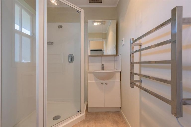 Photo of property in 15 Westview Grove, Miramar, Wellington, 6022