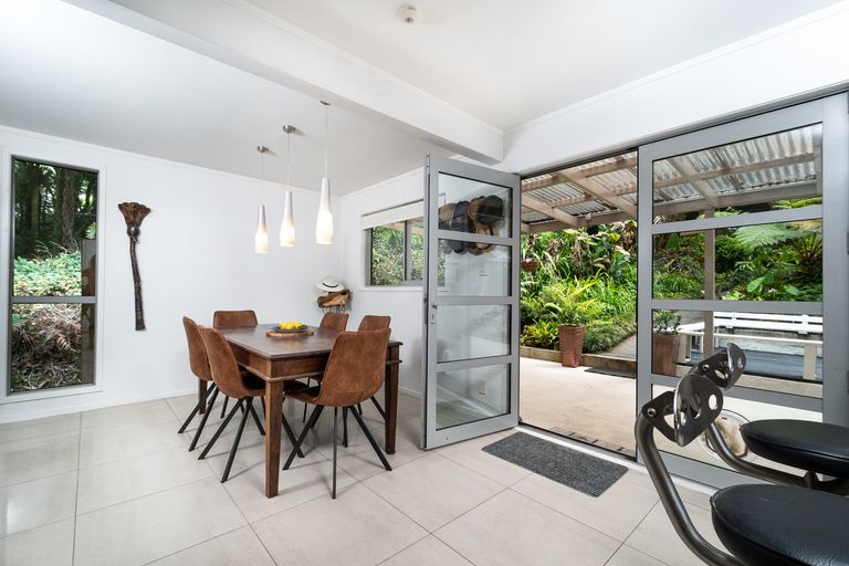 Photo of property in 3 Opanuku Road, Henderson Valley, Auckland, 0612