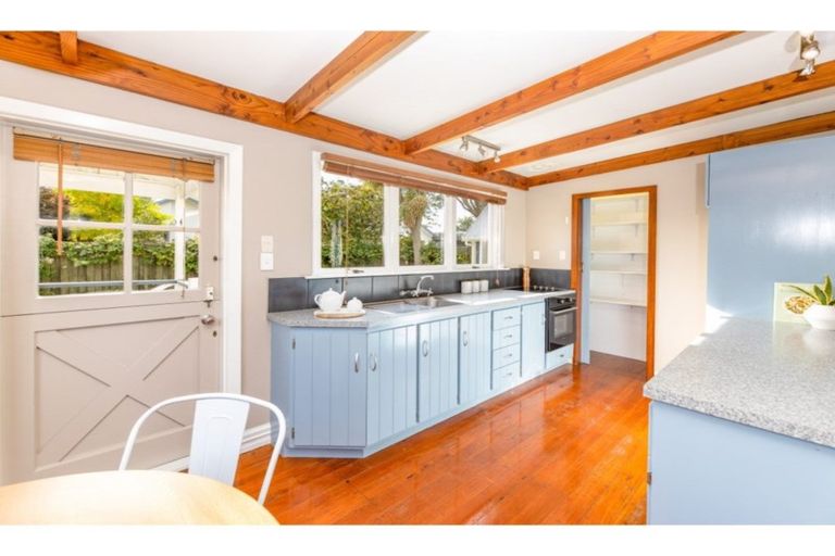 Photo of property in 2/96 Kerrs Road, Avonside, Christchurch, 8061