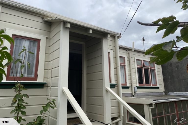 Photo of property in 14 Hawker Street, Mount Victoria, Wellington, 6011