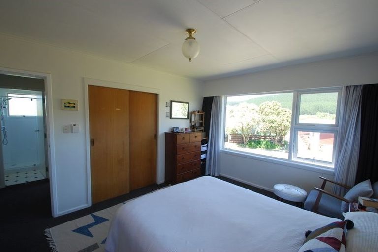 Photo of property in 109 Taylor Terrace, Tawa, Wellington, 5028