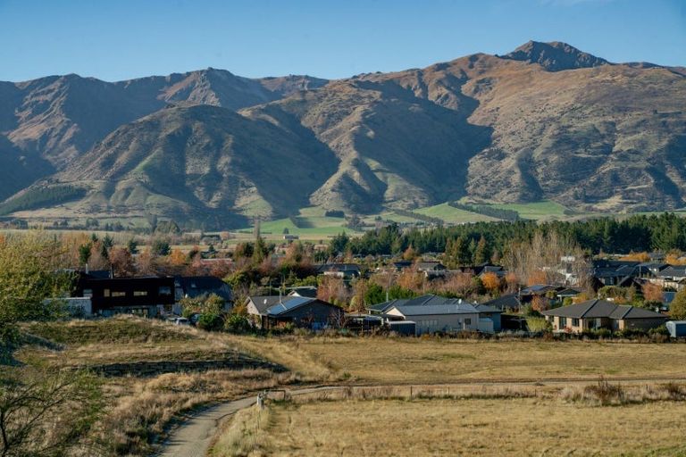 Photo of property in 33 Tomtit Crescent, Lake Hawea, 9382