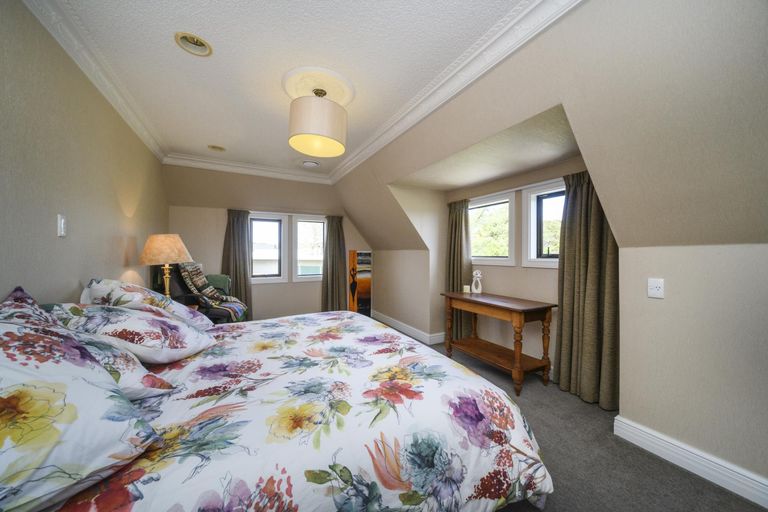 Photo of property in 21 Springdale Grove, Fitzherbert, Palmerston North, 4410