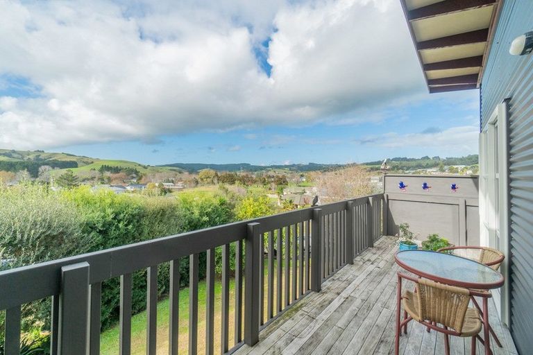 Photo of property in 7 Empressa Heights, Helensville, 0800