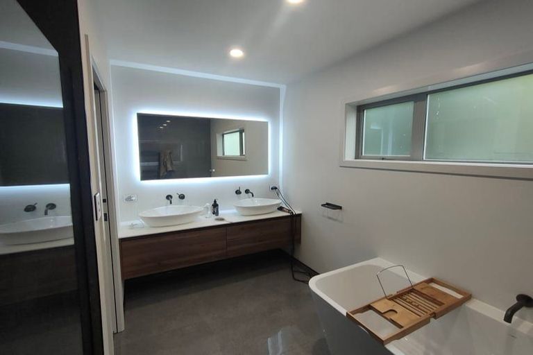 Photo of property in 27 The Brae, Mount Pleasant, Christchurch, 8081