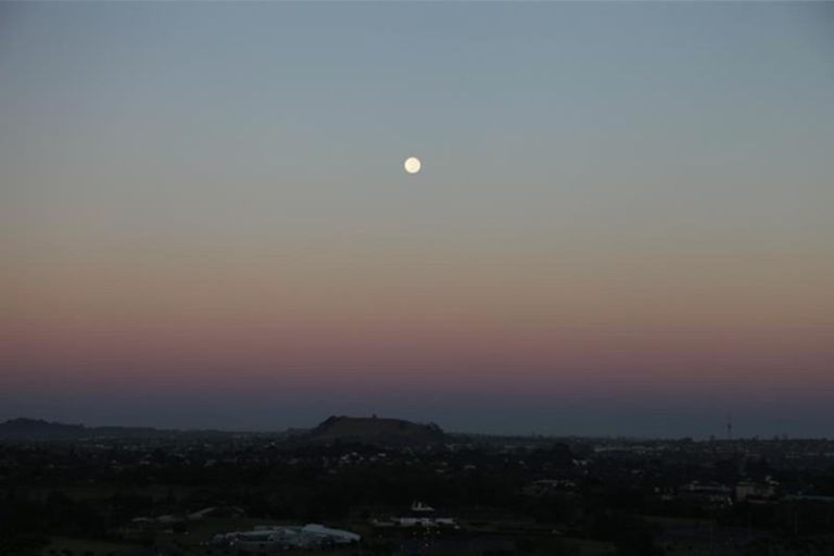 Photo of property in 17 Pitlochry Place, Highland Park, Auckland, 2010