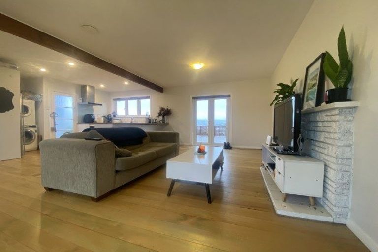 Photo of property in 68 Glanmire Road, Newlands, Wellington, 6037