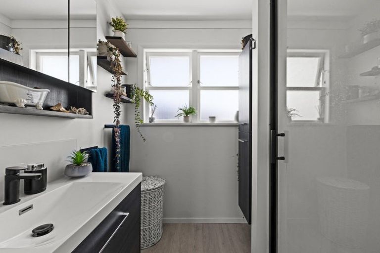 Photo of property in 16 Clarence Cox Crescent, Pirimai, Napier, 4112