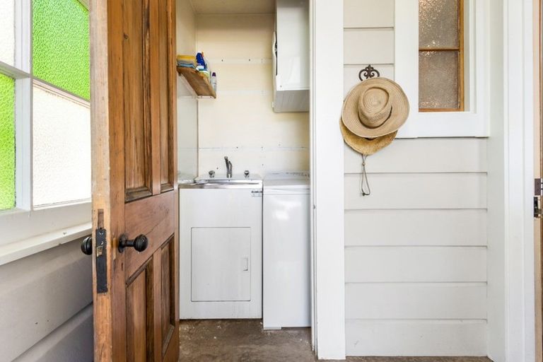 Photo of property in 21 May Avenue, Hospital Hill, Napier, 4110