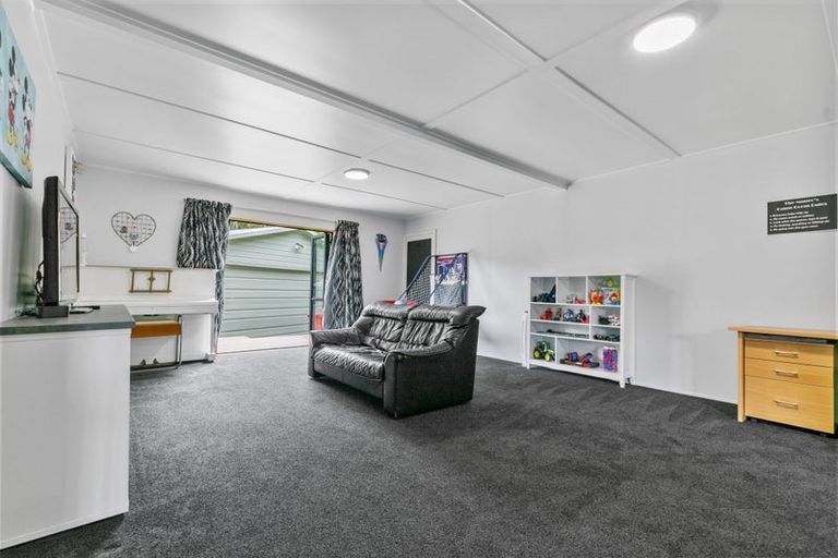 Photo of property in 2a Parklands Avenue, Swanson, Auckland, 0612