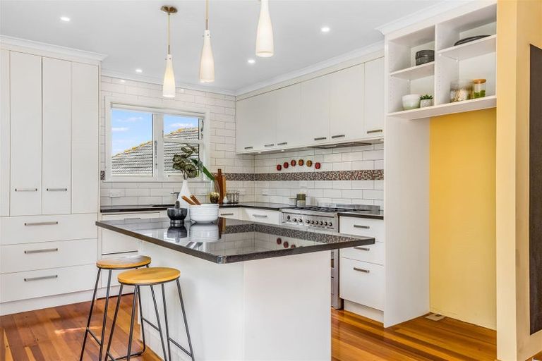 Photo of property in 60 Taylor Terrace, Tawa, Wellington, 5028