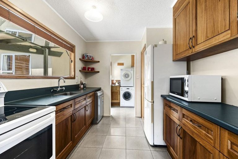 Photo of property in 100 Heta Road, Highlands Park, New Plymouth, 4312