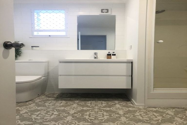 Photo of property in 1/90 Pupuke Road, Hillcrest, Auckland, 0627