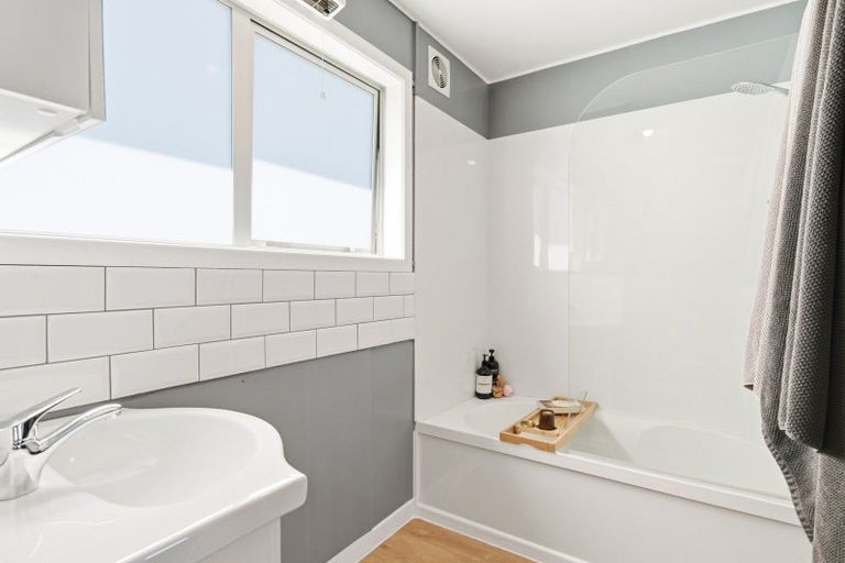 Photo of property in 12 Middlesex Place, Northland, Wellington, 6012