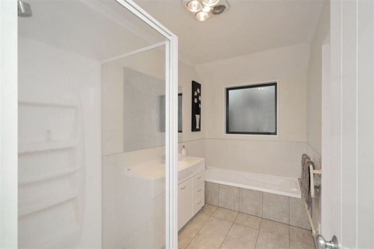 Photo of property in 16a Highwood Lane, Burnside, Christchurch, 8053