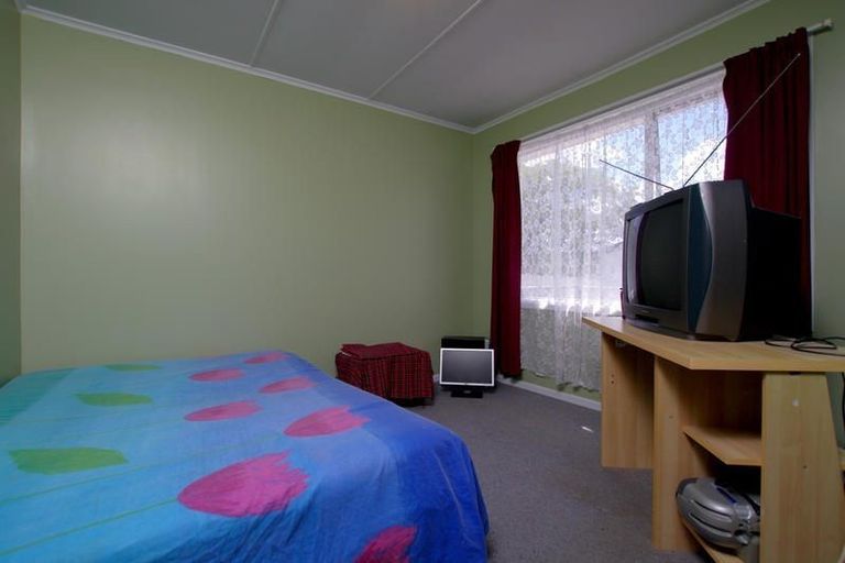 Photo of property in 2 Christmas Road, Manurewa, Auckland, 2102