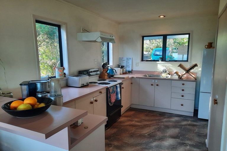 Photo of property in 21 Te Ahuahu Road, Piha, 0772