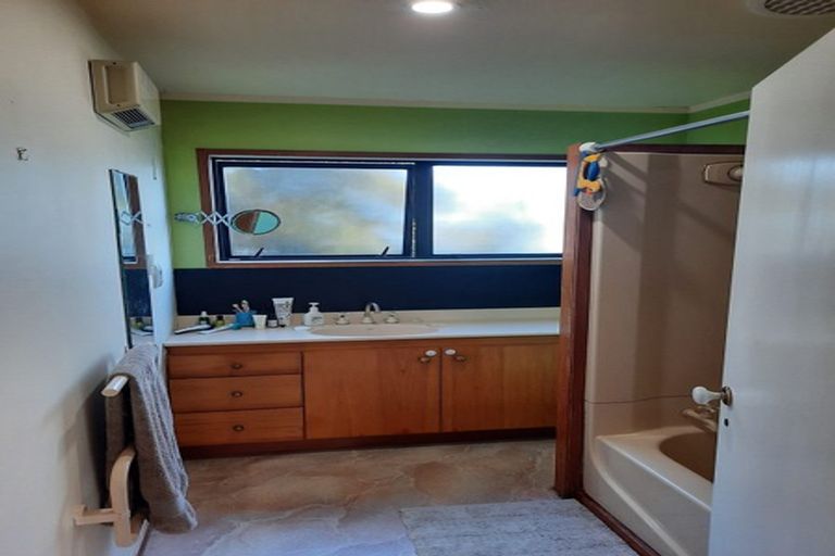 Photo of property in 21 Te Ahuahu Road, Piha, 0772