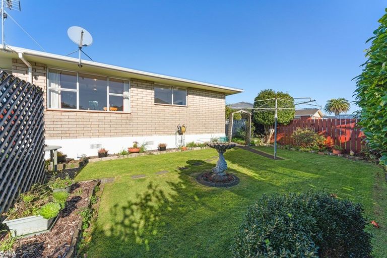 Photo of property in 2/4 Severn Place, Spotswood, New Plymouth, 4310