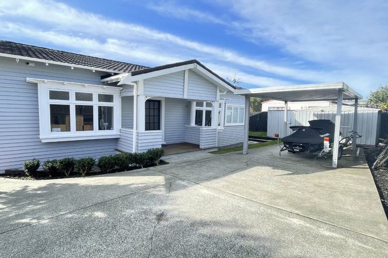 Photo of property in 2b Neil Avenue, Te Atatu Peninsula, Auckland, 0610