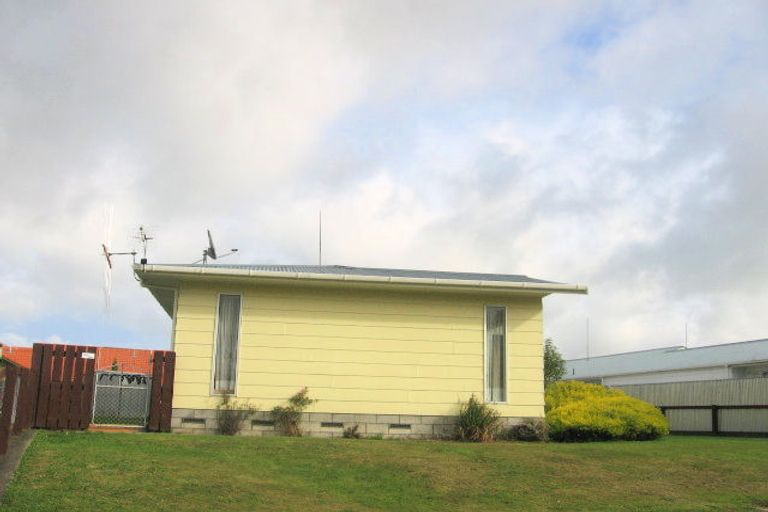 Photo of property in 24 Chatsworth Place, Highbury, Palmerston North, 4412