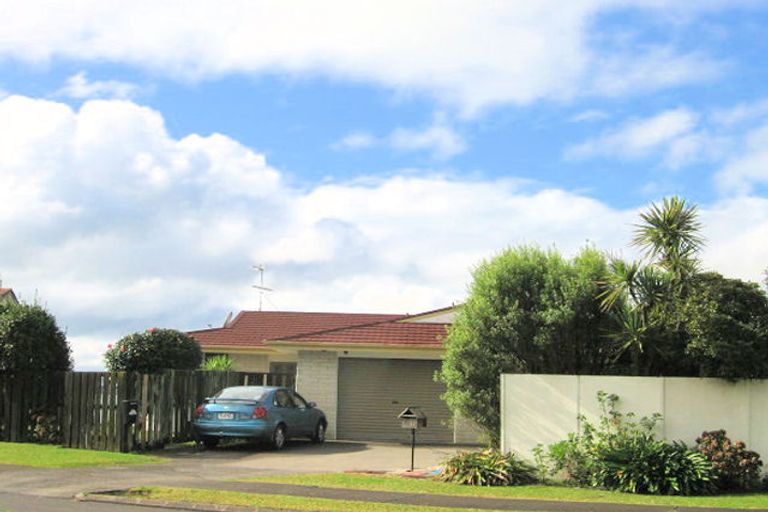 Photo of property in 2/11 Pounamu Place, Shelly Park, Auckland, 2014