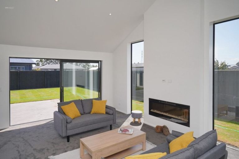 Photo of property in 16 Chatsworth Avenue, Rangiora, 7400