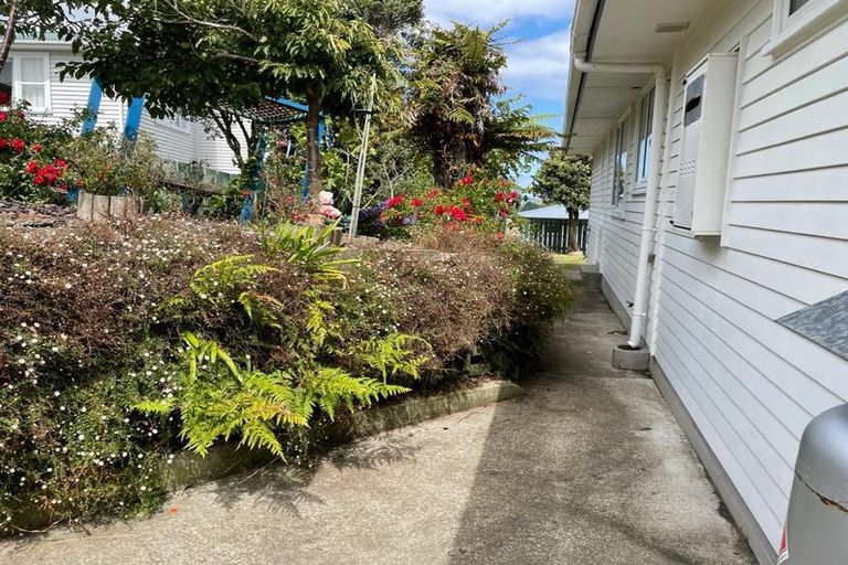 Photo of property in 16 Turville Crescent, Newlands, Wellington, 6037