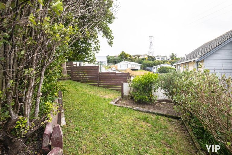 Photo of property in 52 Colchester Crescent, Newlands, Wellington, 6037