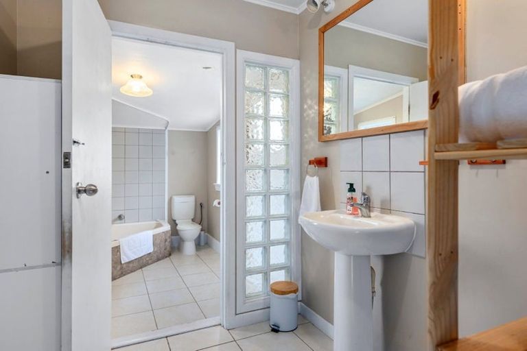 Photo of property in 27 Robinson Avenue, Holdens Bay, Rotorua, 3010