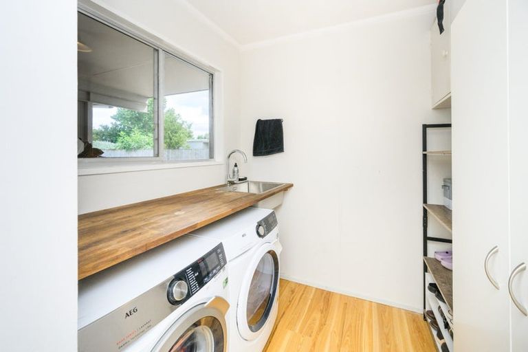 Photo of property in 28 Summerhill Drive, Fitzherbert, Palmerston North, 4410