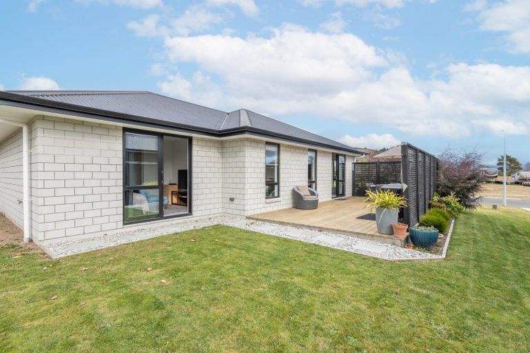 Photo of property in 2 Komahimahi Way, Motuoapa, 3382
