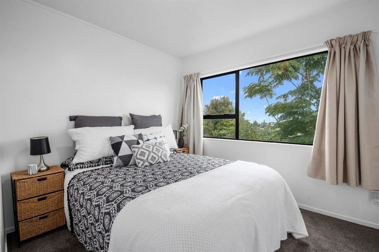 Photo of property in 2/5 Remus Place, Totara Vale, Auckland, 0629