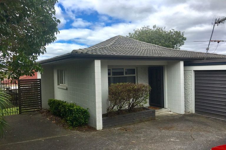 Photo of property in 2/34 Butterworth Drive, Glendene, Auckland, 0602