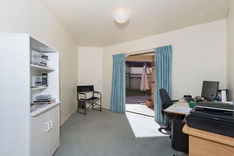 Photo of property in 8 Vinograd Drive, Te Atatu Peninsula, Auckland, 0610