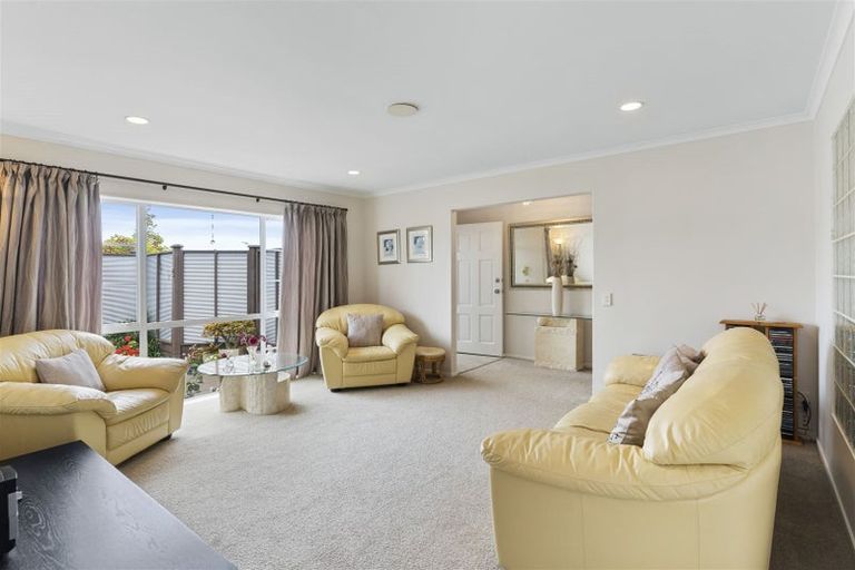 Photo of property in 6 Corta Bella Place, Golflands, Auckland, 2013