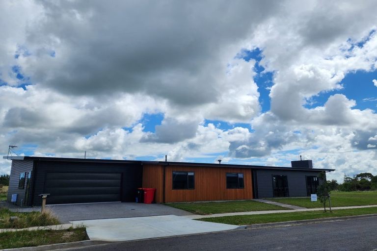 Photo of property in 49 Johnstone Drive, Fitzherbert, Palmerston North, 4410