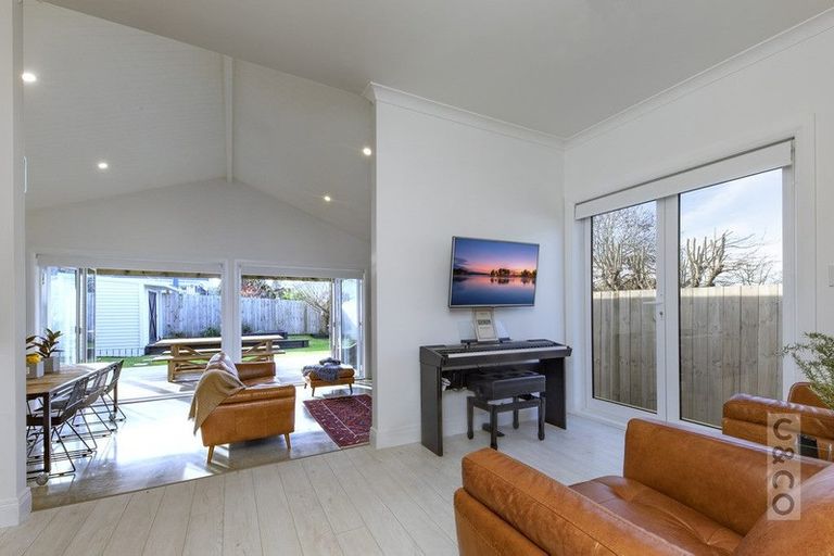 Photo of property in 37 Kaipara Portage Road, Riverhead, 0820