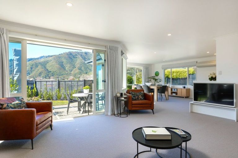 Photo of property in 8 Whitby Close, Waikawa, Picton, 7220