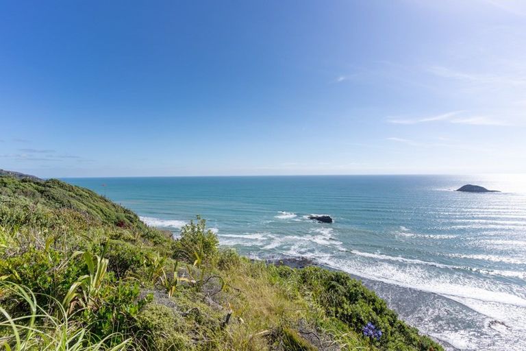 Photo of property in 7 Ngatira Road, Muriwai, Waimauku, 0881