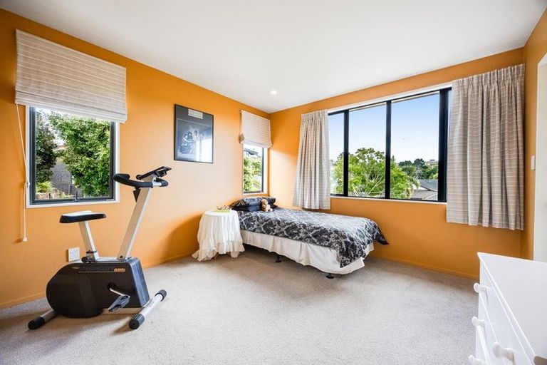 Photo of property in 30 Woodridge Avenue, Northcross, Auckland, 0630