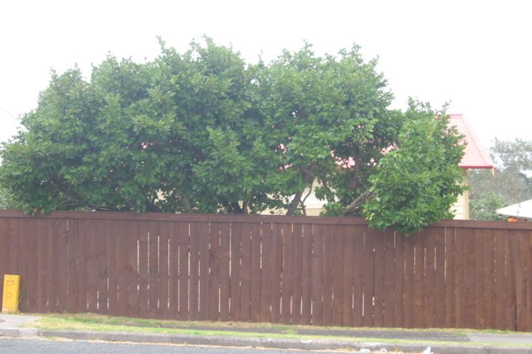 Photo of property in 1/22 Roberts Road, Glenfield, Auckland, 0629