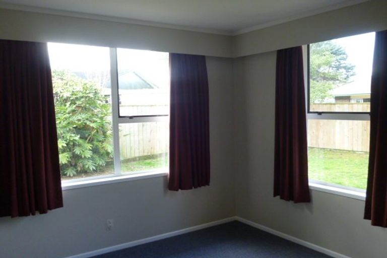 Photo of property in 33 Larchmont Grove, Totara Park, Upper Hutt, 5018