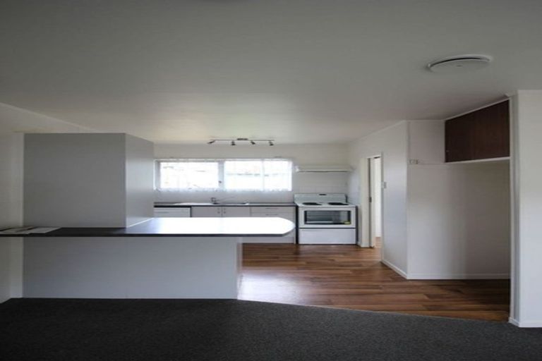 Photo of property in 2/587 Glenfield Road, Totara Vale, Auckland, 0629