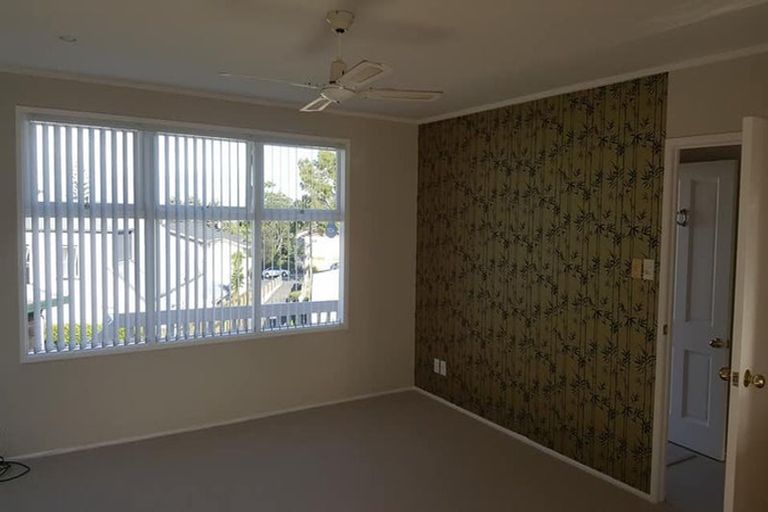 Photo of property in 1/212 Sunnynook Road, Totara Vale, Auckland, 0627