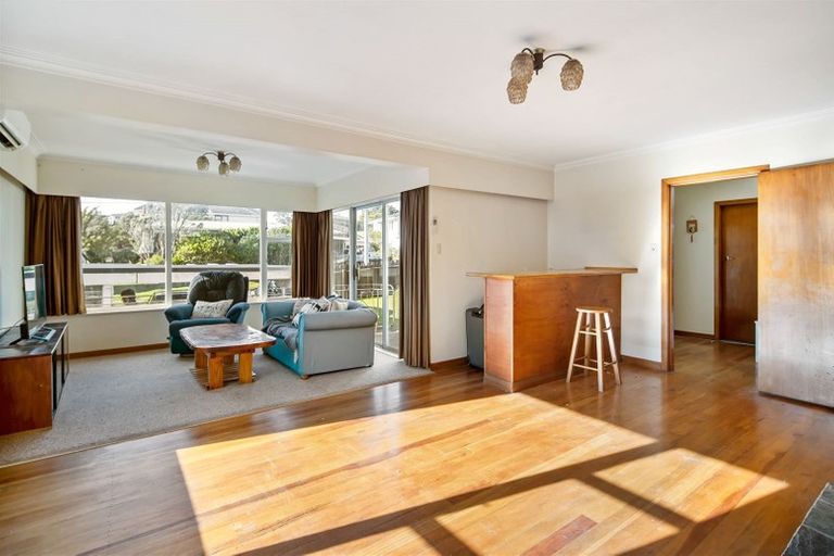 Photo of property in 37 Kenmore Street, Newlands, Wellington, 6037