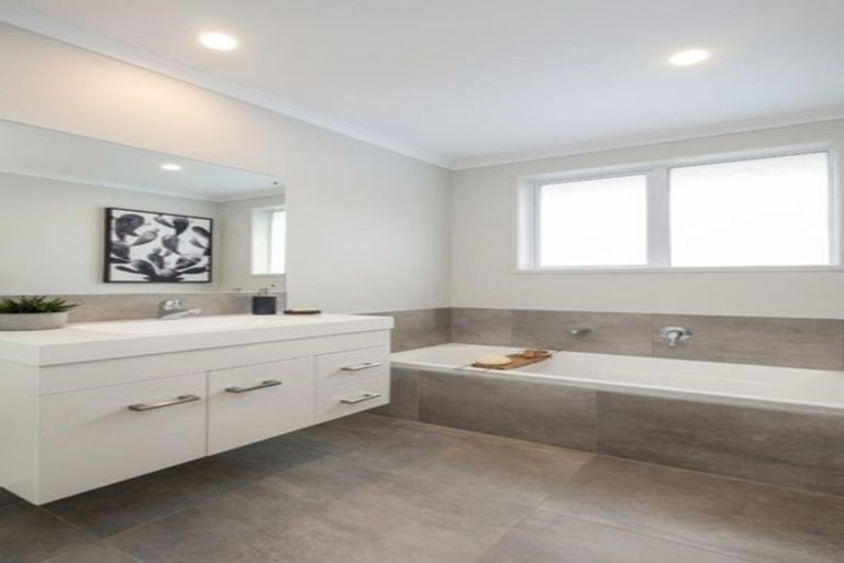 Photo of property in 2 Helenvale Crescent, Pokeno, 2402