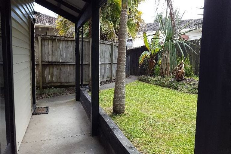 Photo of property in 21 Normanton Street, Glenfield, Auckland, 0629