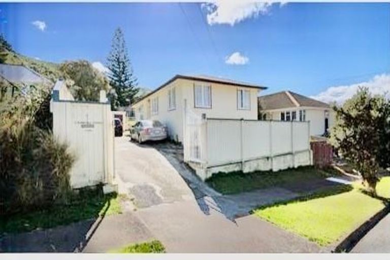 Photo of property in 1 Wakefield Terrace, Tawa, Wellington, 5028