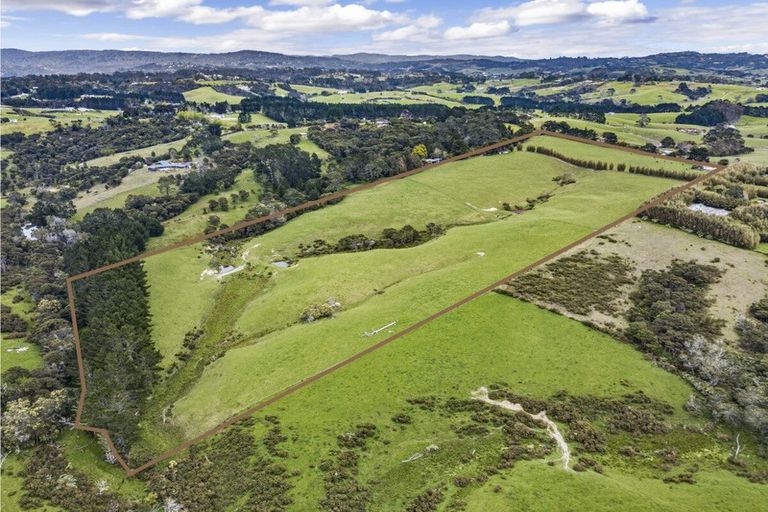 Photo of property in 257 Red Hills Road, Massey, Henderson, 0782